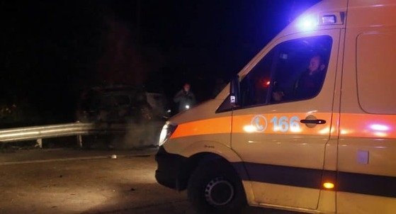 Στο σημείο επενέβησαν άνδρες της Πυροσβεστικής προκειμένου να απεγκλωβίσουν τον άτυχο άνδρα ο οποίος ήδη είχε καταλήξει.